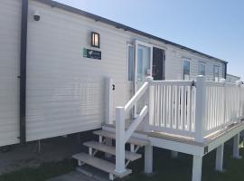Big Boss Caravan-Camber Sands,Sleep 8, Free Wi-Fi, Netflix, Parking, hotel in Camber