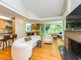 18 Mi to Boston - Stylish Unit in Upscale Enclave!