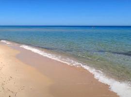 Villa right on the beach a Santa Margherita di Pula for 12 people, отель в городе Форте-Вилладж