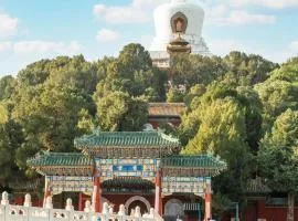 East Sacred Hotel-Near Tiananmen Square, the Forbidden City, Temple of Heaven Park, and Yonghe Temple, there is a beautiful lake not far from the hotel, and the subway st ation is also very close