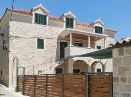 1 Bedroom Beach Front Apartment In Slatine