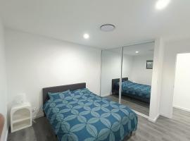 Comfortable and Modern Queen Room in Guildford Home - NR9, ξενοδοχείο σε Γκίλντφορντ