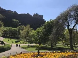Three Bedrooms Flat in Central Edinburgh Old Town