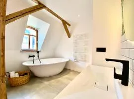 Zentrales 1-Zimmer-Studio mit digitalem Check in & Design-Badewanne