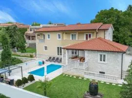 Villa mit eingezäuntem Garten und Panoramablick