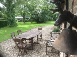 Charmante Petite Maison dans le Jardin, hotel near Château de Martainville, Letteguives