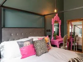 Chapel Stay with Four-Poster Bed & Roll-Top Bath
