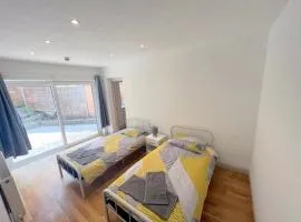 Studio (Twin) in Central Sutton