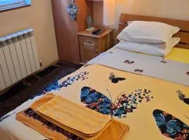 Stay with Me bed and breakfast, parking, pets welcom