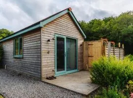Love Nest Lodge 1BR with Hot Tub and Outdoor Cinema