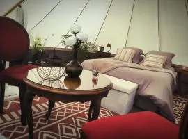 Lodge esprit brocante et sa baignoire balnéo extérieure