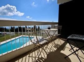 Studio cabine, balcon Sud, pied des pistes - FR-1-549-48, hotel em Chamrousse