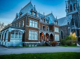 Hôtel Château Cran Chaud Chicoutimi, khách sạn ở Saguenay
