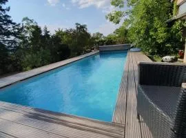 Aussichtszimmer mit modernem Glasbad und Balkon