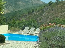 Vacation home with pool, hotel in Quillan