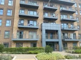Sunny Gardens 3-Bed Apartment in London