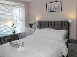 King-size 3Bed House in Leicester, hotel in Leicester