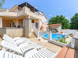 House Monique with pool, מלון בRošini