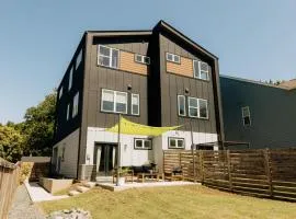ModTrio 3BR with ensuites & Garage Mins to Uptown