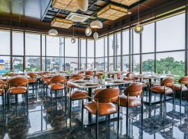 Hotel Grand Girdhar Premier, hótel í Indore