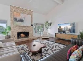 Luxurious Modern Retreat with Private Pool & Patio