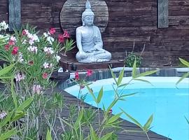 La guitoune - clim, parking et terrasses priv&eacute;es, entr&eacute;es ind&eacute;pendantes, SPA, hotel con alberca en Laroque