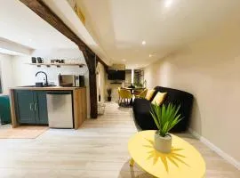 Studio cosy refait à neuf - proche aéroport et tram