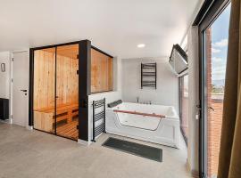 PREMIUM APARTMENTS WITH TERRACE IN OLD TBiLISI, hotell i Tbilisi