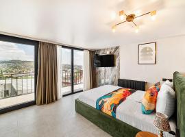 PREMIUM APARTMENTS WITH TERRACE IN OLD TBiLISI, acomoda&ccedil;&atilde;o com cozinha em Tbilisi