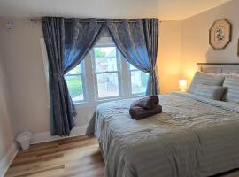 Kenmore Avenue Niagara Buffalo New York 3-Bedroom entire home, hotel con estacionamiento en Kenmore