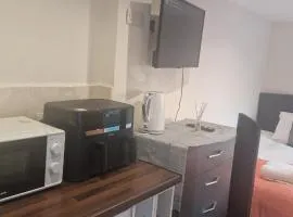 Cosy Studio - Maisonette in a quite neighbourhhod can sleep 2 with private entrance and gate