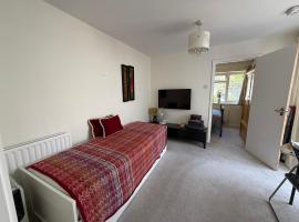 Cosy Apartment with Private Access and Kitchenette in Guildford, khách sạn ở Worplesdon