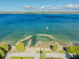 Bayshore Cottages, hotel in Wiarton