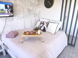 LeRelaisdOdile - Idéal PRO & Couple - Studio Cosy - Proche Metro - Parking Gratuit - Mons-en-Barœul - - WIFI HD - Smart TV - Entrée Autonome, Hotel in Mons-en-Baroeul