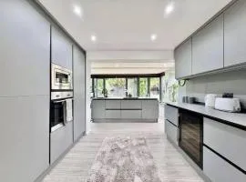 3 bedroom luxury house - Quiet & Central with free parking
