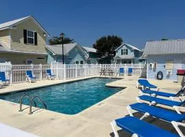 Spectacular 2-BR Cottage, 2 Blocks To Beach, Free Parking and Pool