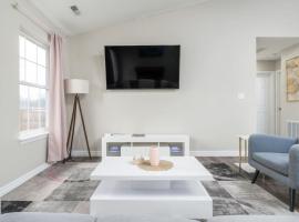 Peaceful Modern Home near Avon, hotel v destinaci Avon