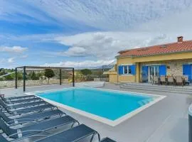RE with pool and spa Comfortable holiday residence