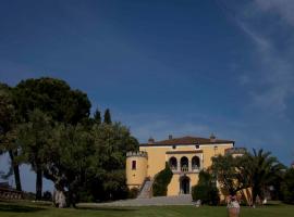 Castello di Serragiumenta, farm stay in Firmo