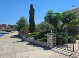 1 Bedroom Amazing Apartment In Lopar