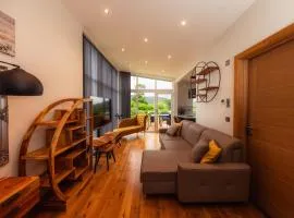 Upscale Central Cottage with Private fitness room and Hot Tub or Terrace
