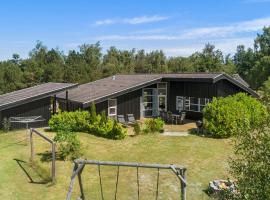 Awesome Home In Væggerløse With Sauna, khách sạn có bồn jacuzzi ở Marielyst