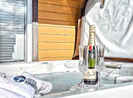 2-Bedroom Waterfront Chalet with Hot Tub, Dock, Kayaks & Games, Near Mont-Tremblant, khách sạn ở Labelle