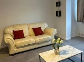 Contractor and Family Cozy Home Sleeps 7 Free Parking