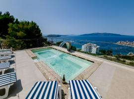 Sunset Shoreline Saranda - Sea View - Free Private Parking - Pool, hotel v destinaci Sarandë