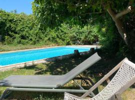 Joli Mas duplex Piscine Parking privé, hotel di Mudaison