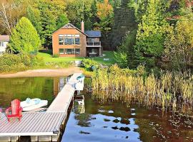 Family-Friendly Lake Chalet, Spa, Canoes & Game Room Fun, khách sạn ở Labelle