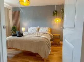 Jennett's Luxury Home with Parking and Garden