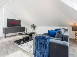 Stunning Penthouse-Style 2-Bed Uxbridge