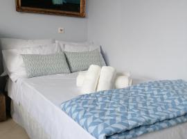 Bluefullstop-Μπλε Τελεία, hotel in Artemida